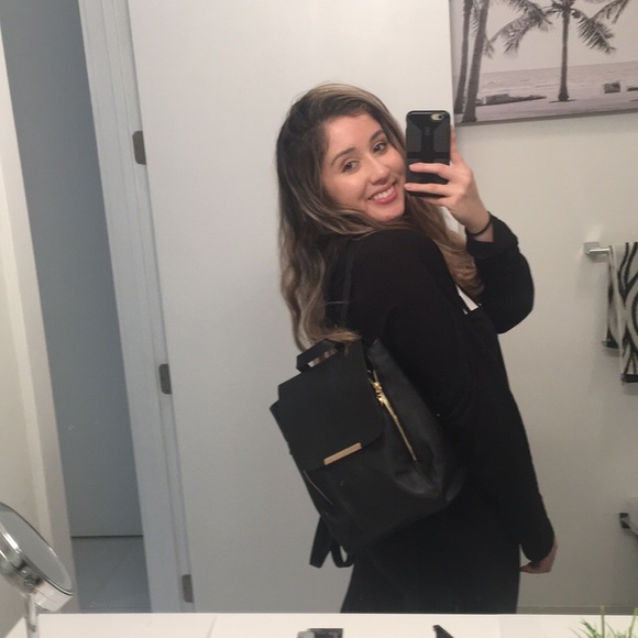 🖤 BRAND NEW 🖤 BLACK BACKPACK WITH GOLD DETAILS - Picture 4 of 8